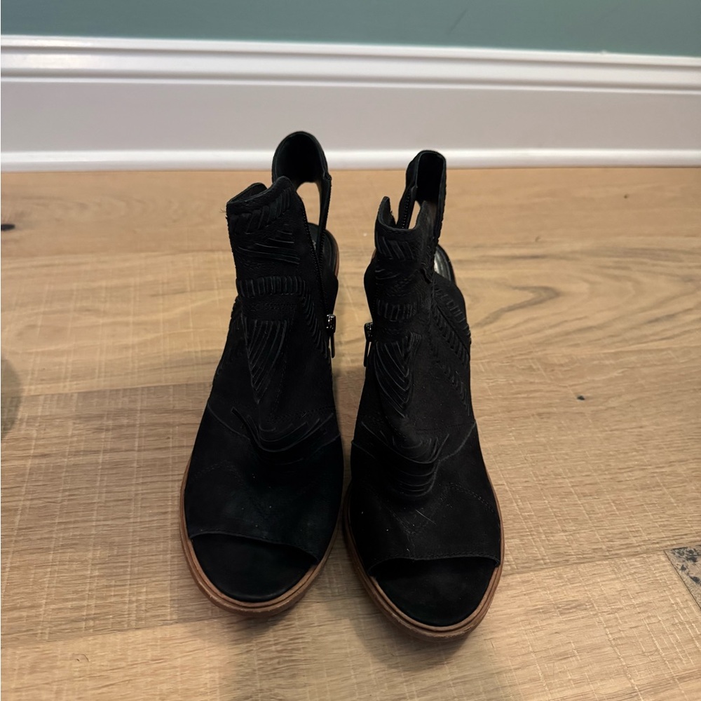 Vince Camuto Black Heels with Chunky Heel and Open Toe